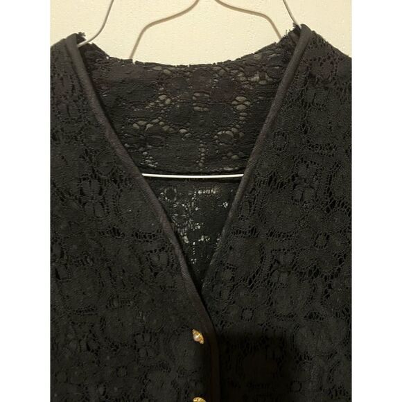 Lace
Vest with fancy buttons size medium - Picture 2 of 7
